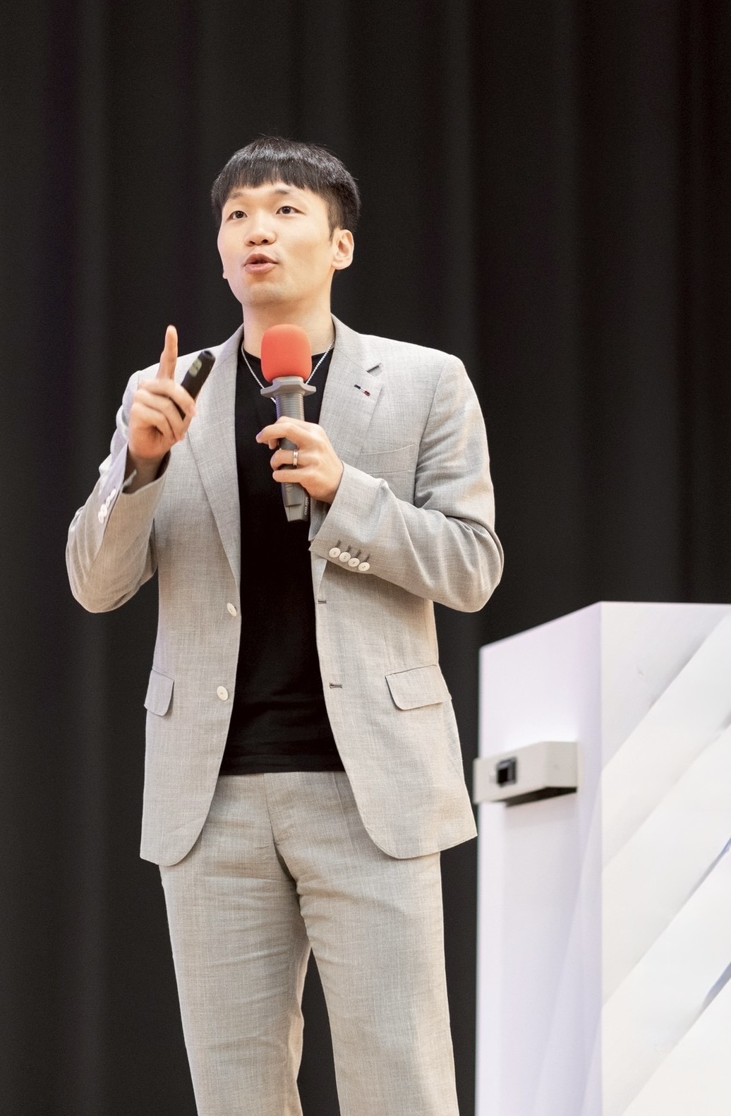 李洋勵志名言：「不是因為看見希望才堅持，而是因為堅持才看得見希望」。