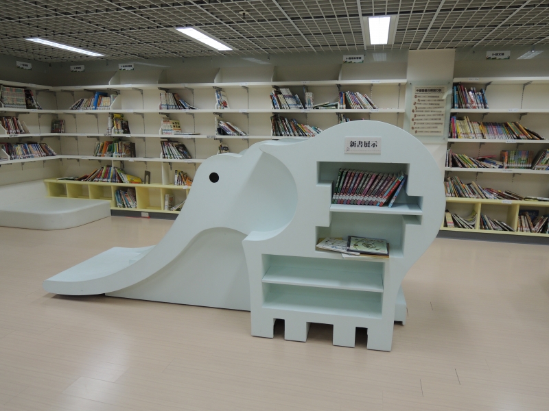 Animal bookshelf