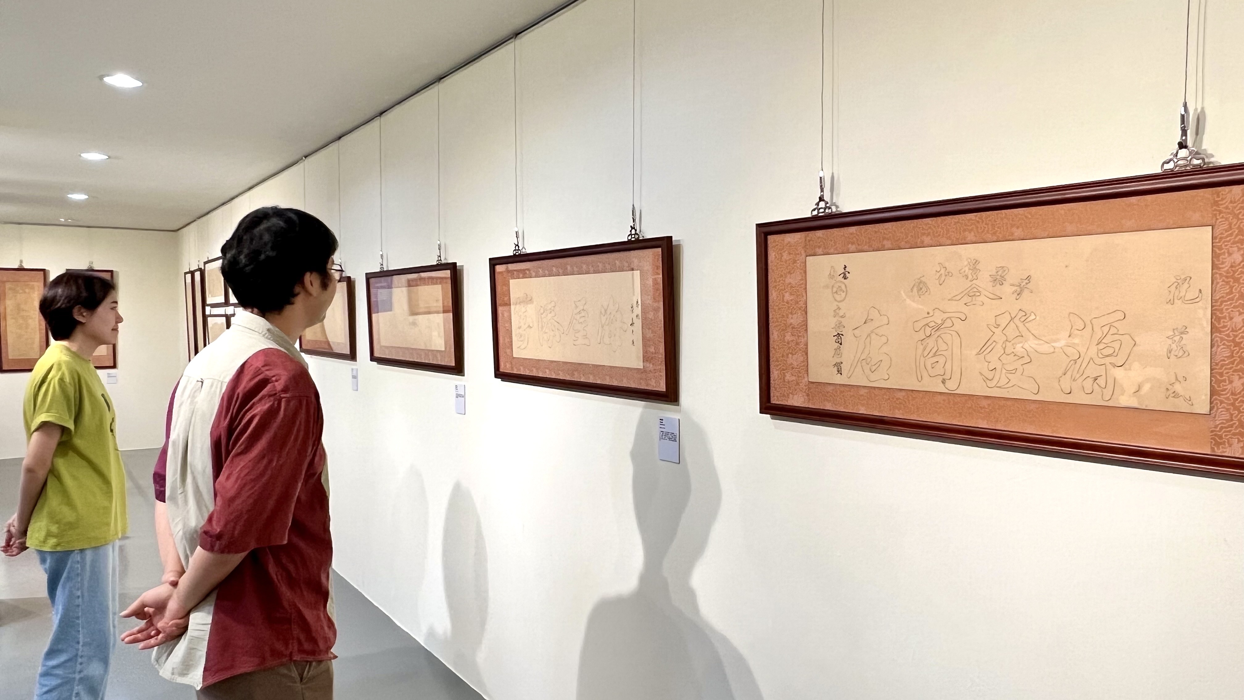 《線之所向：玻璃畫圖樣的工藝筆記》玻璃畫特展 圖像題材多元豐富 重現常民裝飾藝術