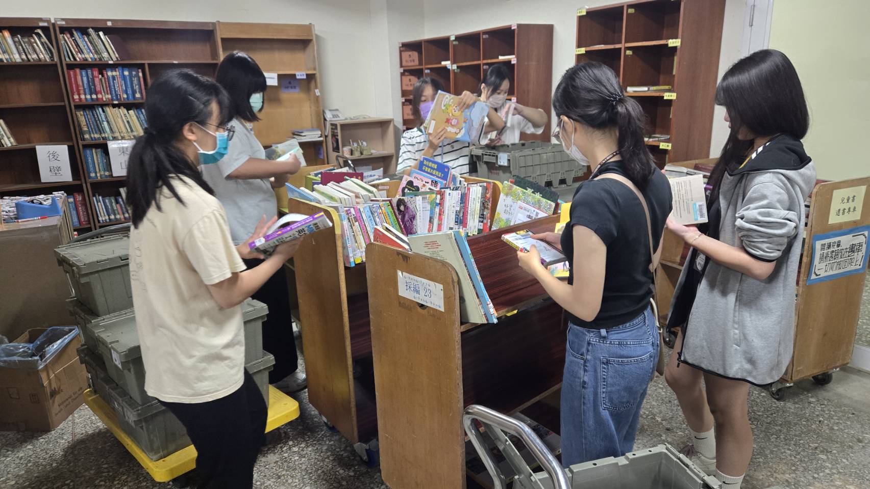 新營文化中心圖書館暑假志工好搶手&nbsp;&nbsp;學生上工先考細心與耐心
