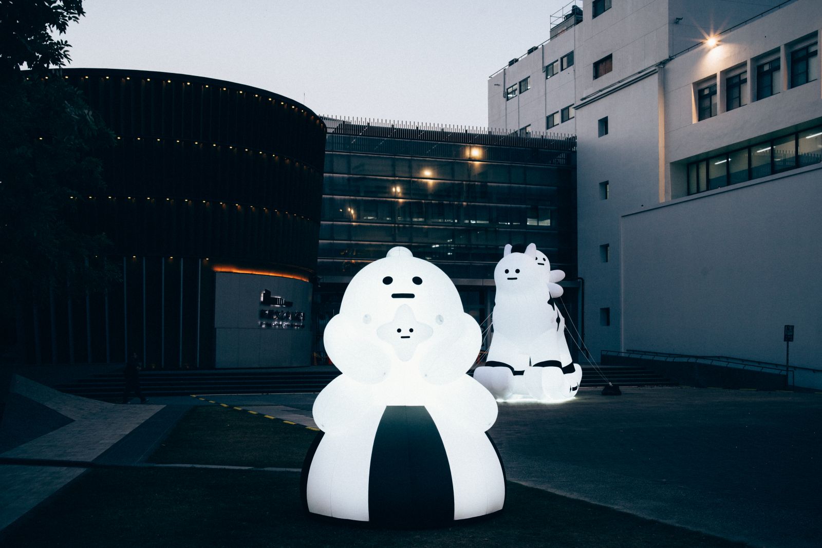 抱著「星星Q」的「球球Q」和「小馬Q」在新營文化中心廣場展出，作品入夜後亮燈十分吸睛。